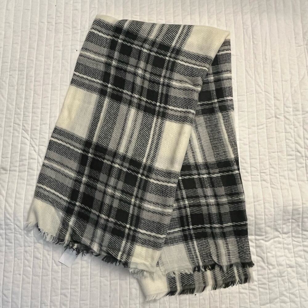 Charlotte Russe plaid blanket scarf NWT